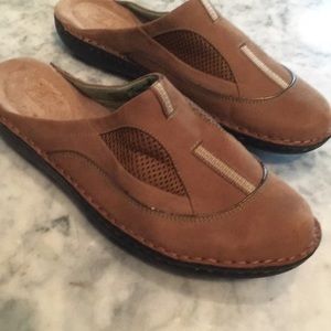 Ladies size 9 Leather Clark’s Slip-in’s Brown